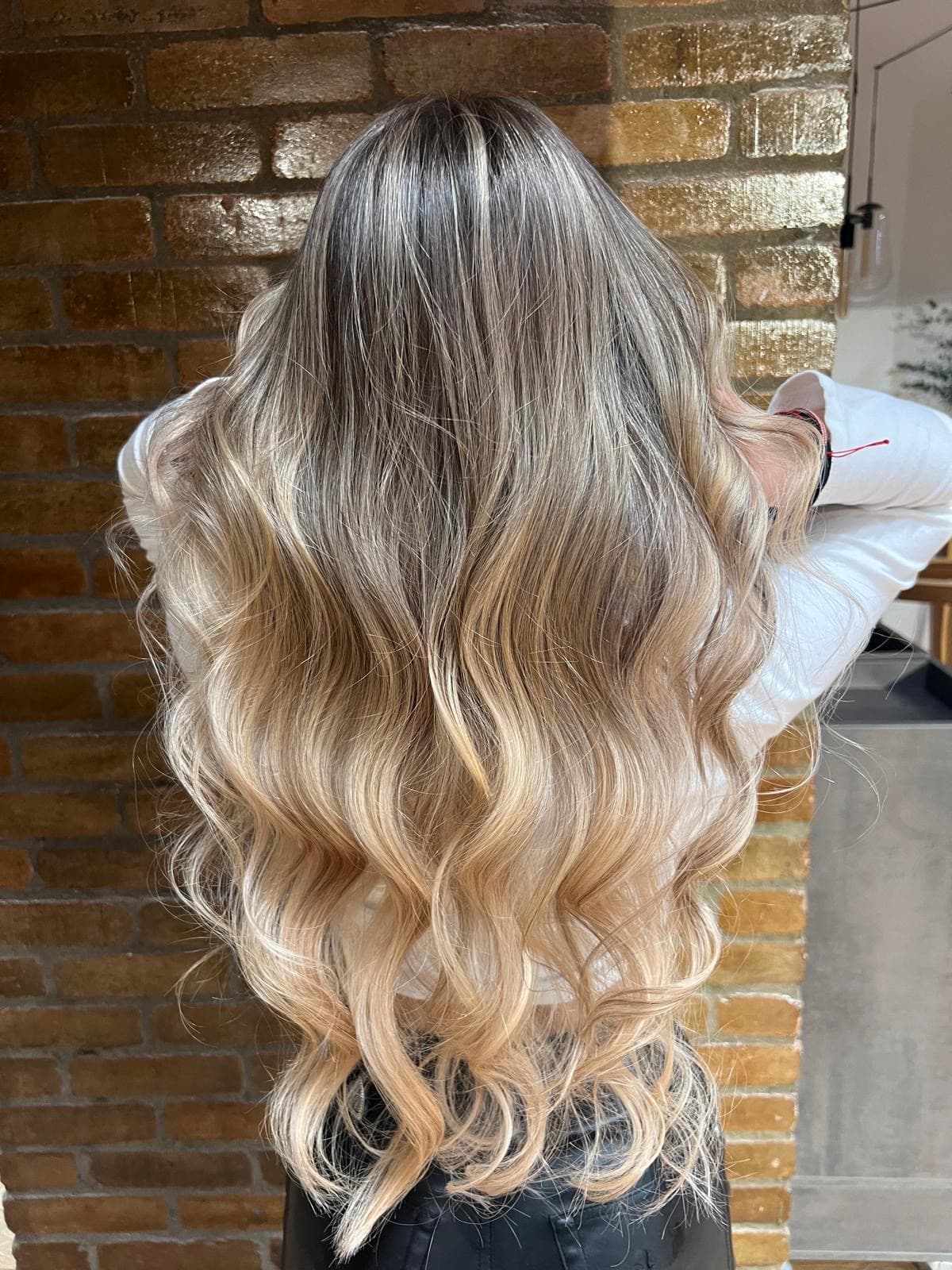 Balayage pe păr lung realizat la MIVI beauty style București
