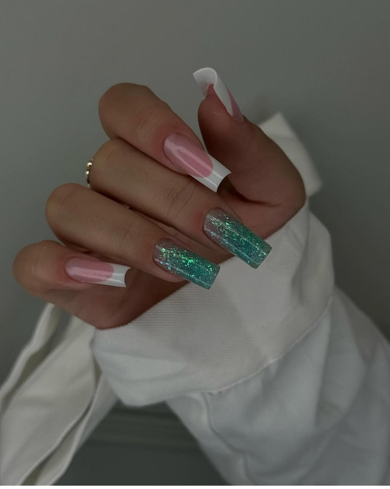 French ombre cu glitter și accent turcoaz realizat la MIVI beauty style