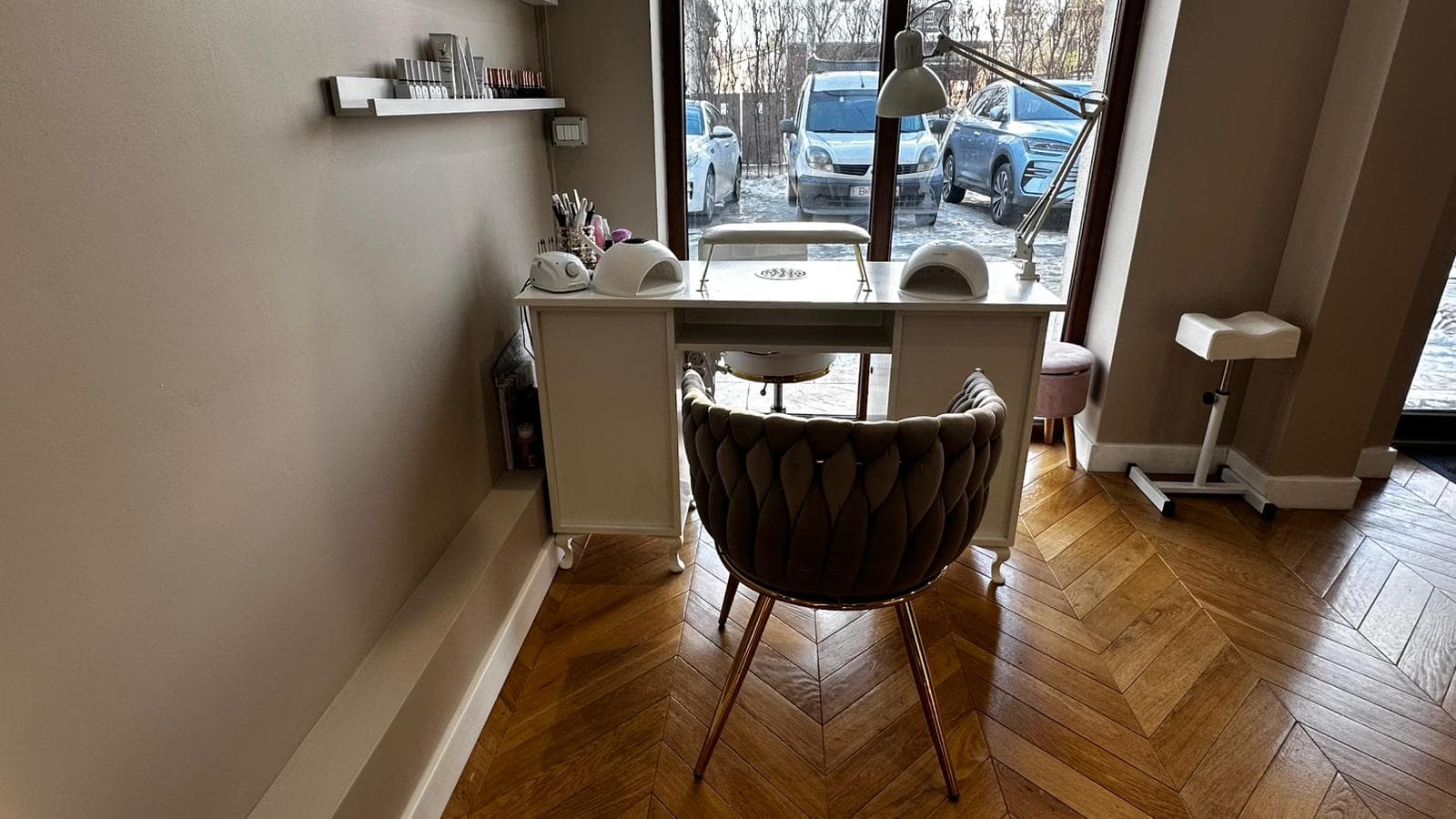 Spațiu de lucru cu mobilier premium și ferestre panoramice