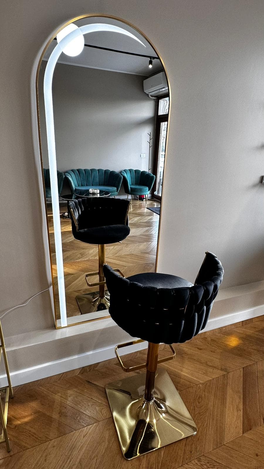 Oglindă cu iluminare LED în stil luxury boutique