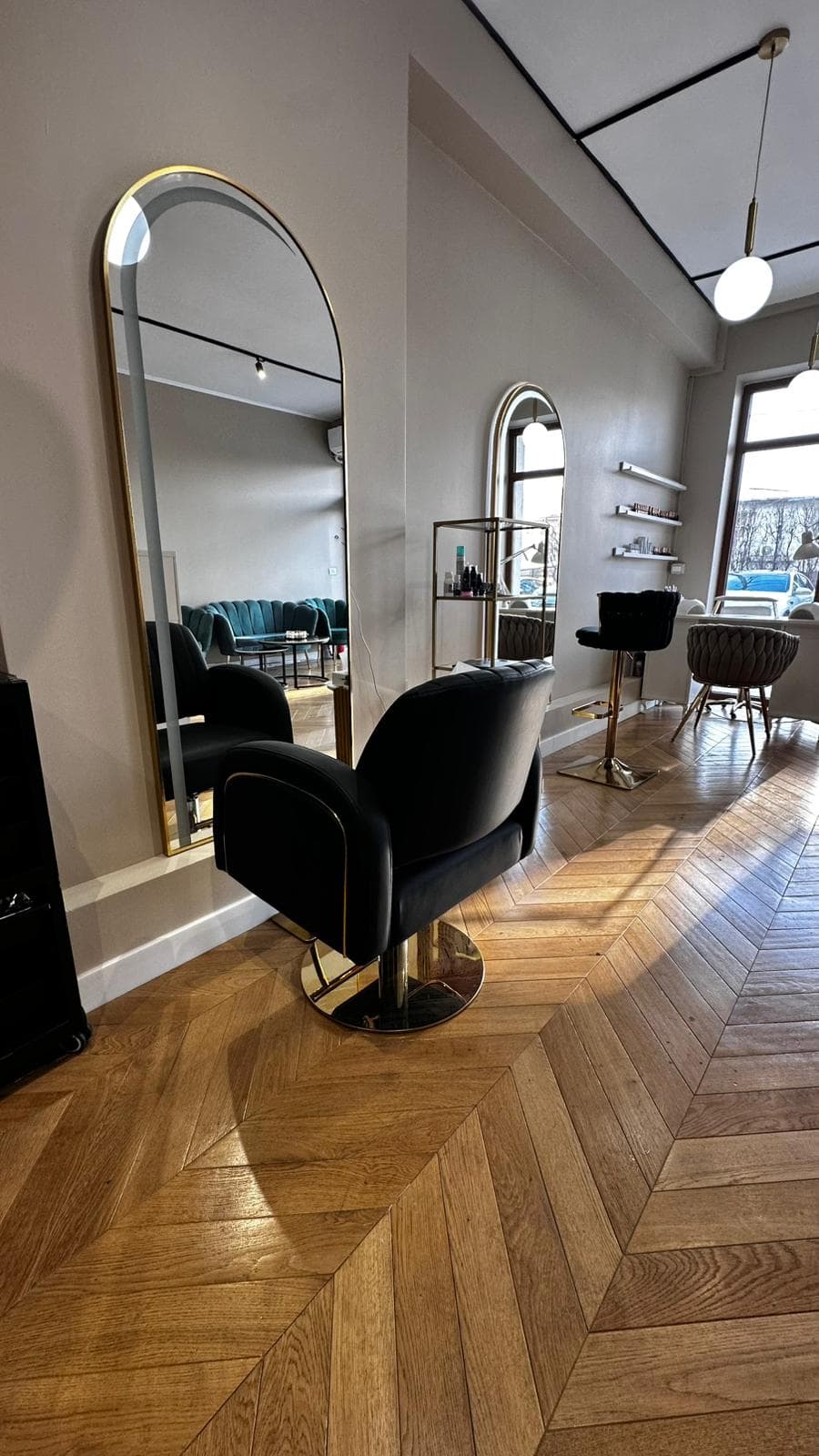 Stații cu oglinzi mari și detalii în aur, stil premium