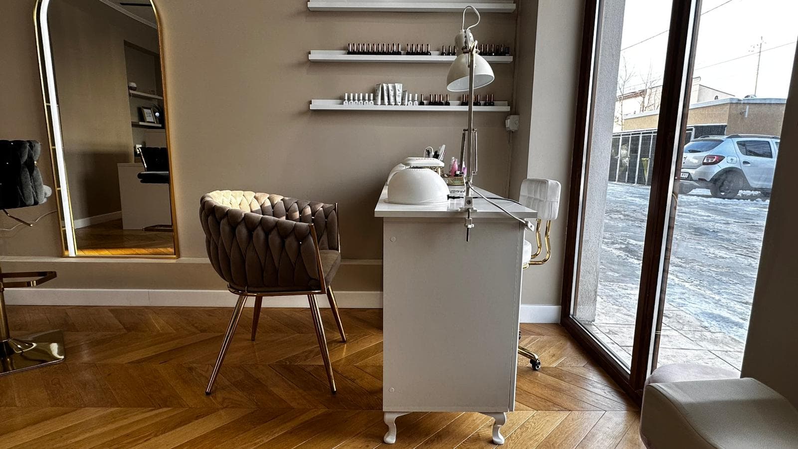 Detaliu stație de lucru cu iluminare profesională și organizare